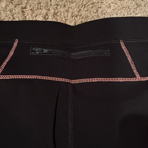 NWT workout capris - Picture 4 of 4